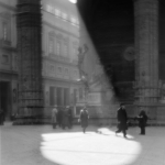 Place lumineuse avec piétons en noir et blanc