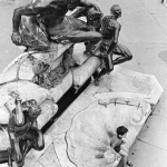 Enfant Assis Près d'une Fontaine en Europe