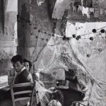 Réparation de filets de pêche dans une ruelle