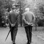 Deux hommes âgés se promenant dans un parc
