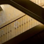 Vieil escalier intérieur avec mur usé