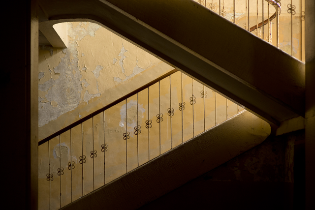 AKG5862948.webp Vieil escalier intérieur avec mur usé – Image 1