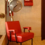 Fauteuil de salon de coiffure vintage avec sèche-cheveux