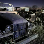 Vieux camions militaires abandonnés s'usant avec le temps