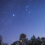 Nuit étoilée au-dessus d'un temple en montagne