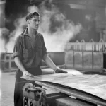 Ouvrier travaillant dans une usine sidérurgique