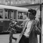 Homme tenant un miroir et des lunettes de soleil en ville