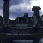 Ruines de l'ancienne cité avec colonnes brisées et ciel nuageux