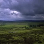 Paysage de campagne verdoyante sous un ciel nuageux