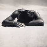 Homme couché sur le sable
