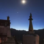 Ciel étoilé au-dessus d'un temple asiatique au crépuscule