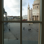 Vue sur la Place de Potsdam à travers une fenêtre