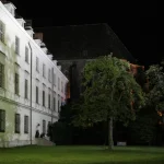 Bâtiment historique éclairé la nuit