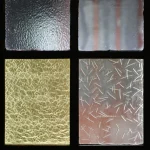 Vitrail texturé avec quatre panneaux colorés