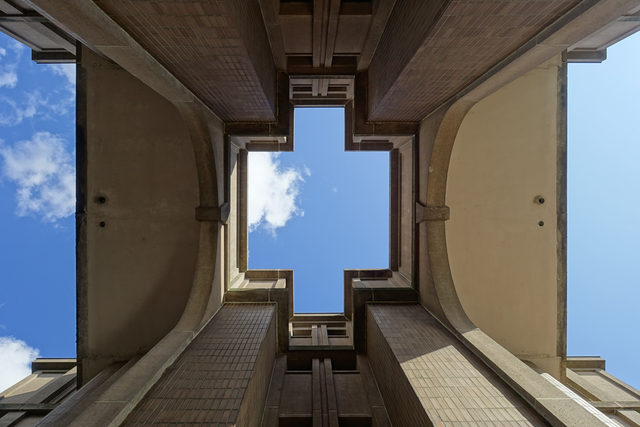 AKG6102604.webp Vue vers le ciel à travers un immeuble – Image 1