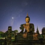 Statue de Bouddha sous un ciel étoilé