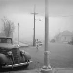 Rue dans la Brume avec Voiture Ancienne et Personne