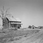 Maison de ferme abandonnée dans un paysage rural