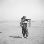 Enfant dans le désert poussiéreux