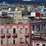 Vue de ville colorée avec un bateau de croisière en arrière-plan