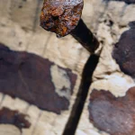 Clou Rouillé dans un Mur de Pierre