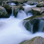 Cascade tranquille parmi les rochers