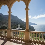 Vue panoramique depuis un balcon sur la mer et les montagnes