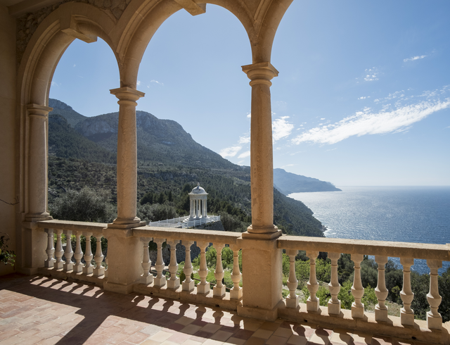 AKG6153930.webp Vue panoramique depuis un balcon sur la mer et les montagnes – Image 1
