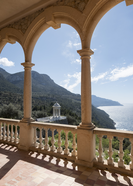 AKG6153931.webp Vue sur la mer depuis une arcade en pierre – Image 1