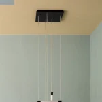 Lustre moderne suspendu au plafond dans une pièce