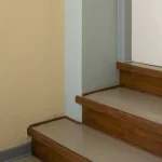 Escaliers en bois avec murs colorés