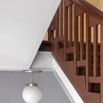 Escalier en bois avec luminaire moderne