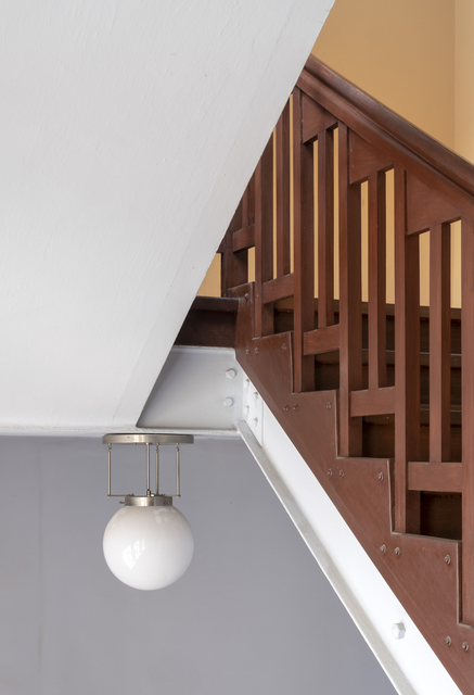 AKG6154557.webp Escalier en bois avec luminaire moderne – Image 1