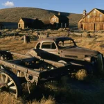 Vieille Voiture Abandonnée dans une Ville Fantôme du Far West