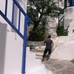 Enfants jouant dans une ruelle grecque