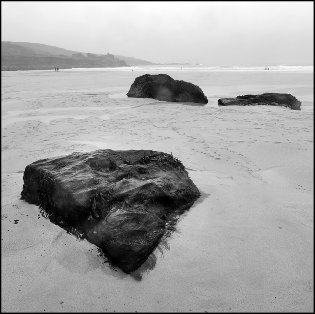 AKG6177244.webp Rochers sur une plage déserte en noir et blanc – Image 1