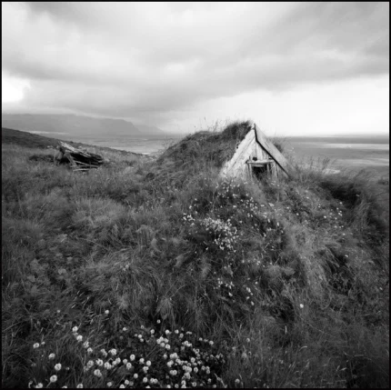 Torfhús Islande sous un ciel nuageux