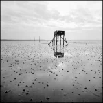 Poste d'observation sur pilotis dans une marée basse