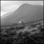 Maison isolée dans la vallée de montagne