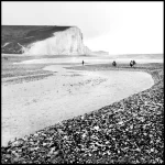 Falaises blanches et plage de galets en noir et blanc