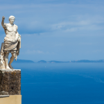 Statue romaine surplombant la mer