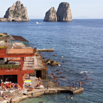 Plage méditerranéenne avec vue sur formations rocheuses