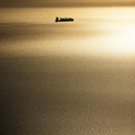 Bateau au coucher de soleil sur une mer dorée