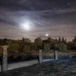 Nuit étoilée sur des ruines anciennes