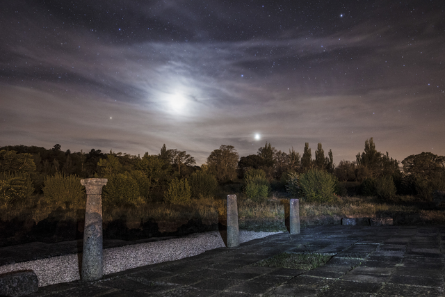 AKG6290388.webp Nuit étoilée sur des ruines anciennes – Image 1