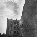 Vieux bâtiment en briques sous un ciel nuageux