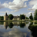 Château médiéval au bord d'un lac