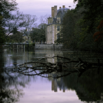 Château au bord d'un étang en automne