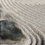 Jardin zen avec motifs de graviers