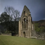 Façade de ruine gothique en campagne